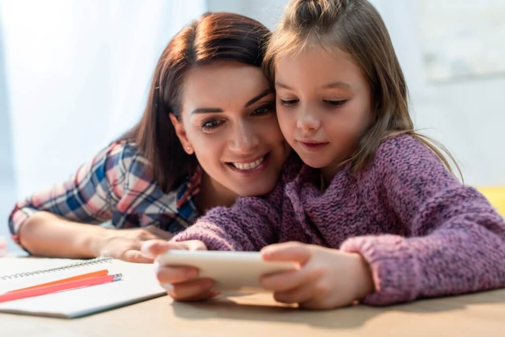 kdy pořídit dítěti první chytrý telefon? Musí znát rizika a být dostatečně vyspělé.